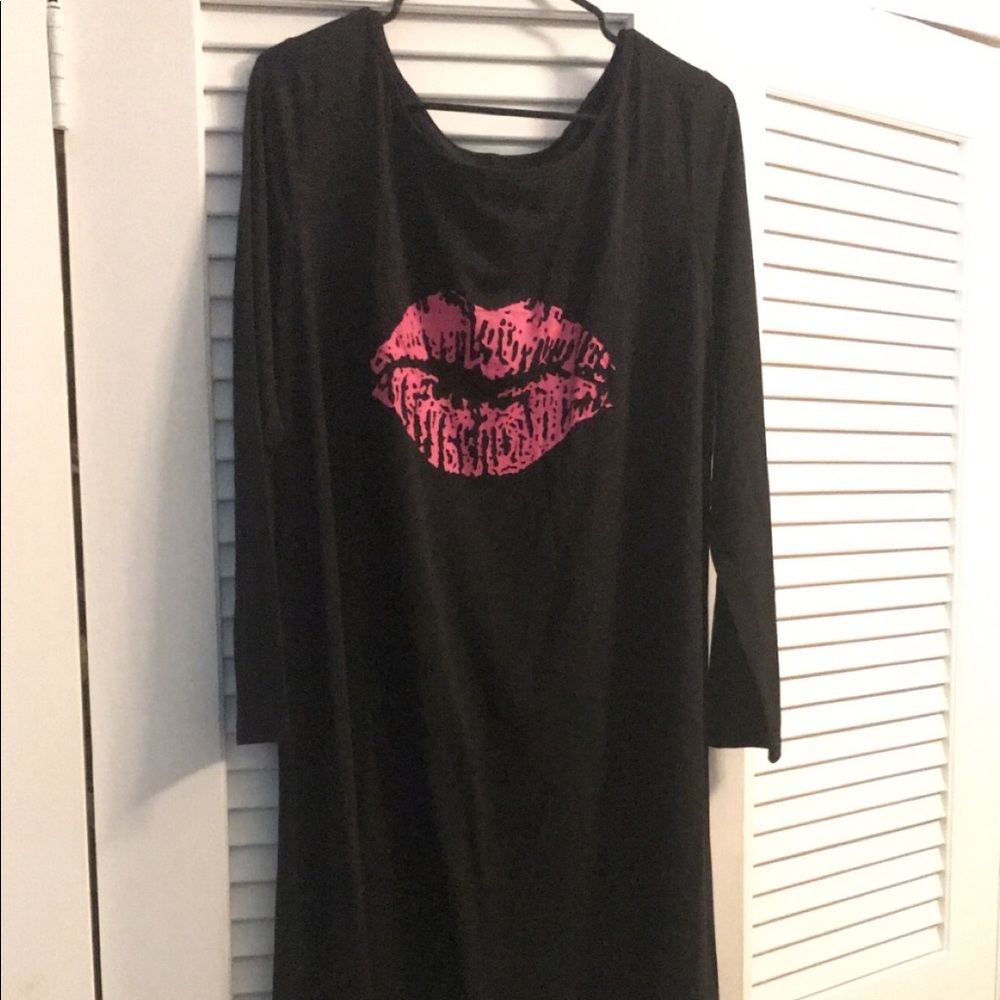 Black Dress with Pink Lips Long Sleeve Knee Length Sharkbite bottom Size XL